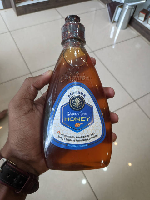 QueenbeeHoney500g_front_hand