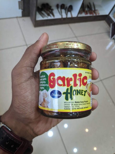 GarlicHoney250g_front_hand